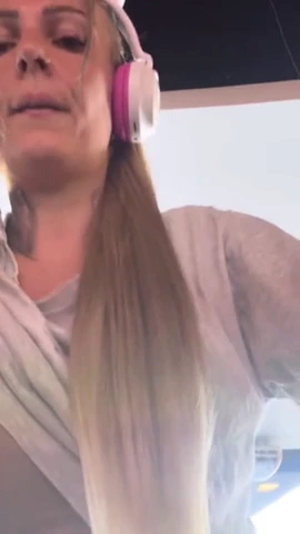 Cvičila som v posilňovni a cítila teplo, tak som si vyzliekla tričko a rozopla podprsenku. Moje vzrušenie bolo intenzívne. porn video